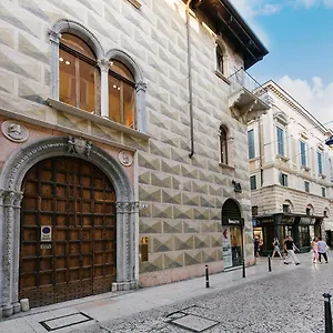 https://palazzo-confalonieri-da-lisca.hotelinveneto.com